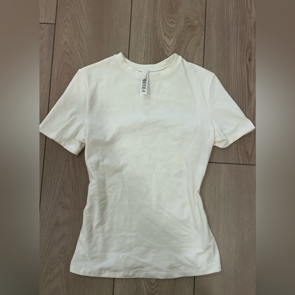 White and black skims short sleeve tee